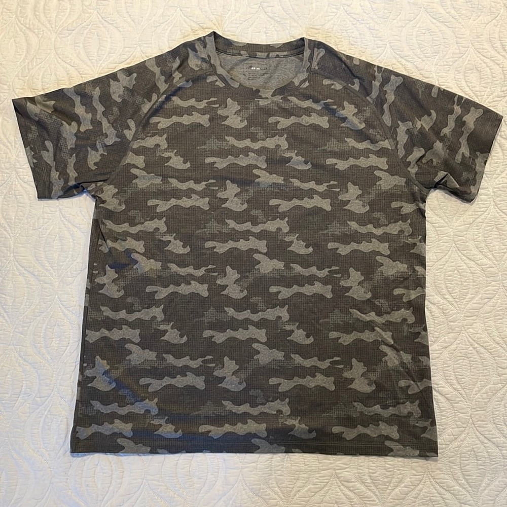 EUC XL Peter Millar gray camo performance tshirt